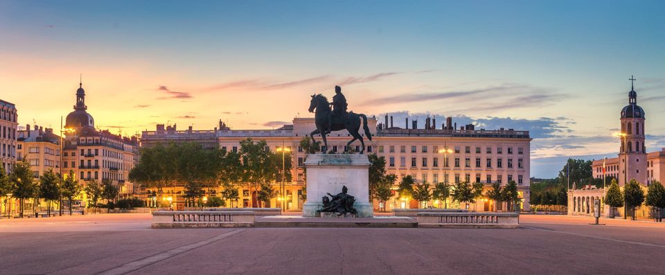 La place Bellecour à Lyon, statue de Louis XIV et basilique de Fourvière en arrière-plan