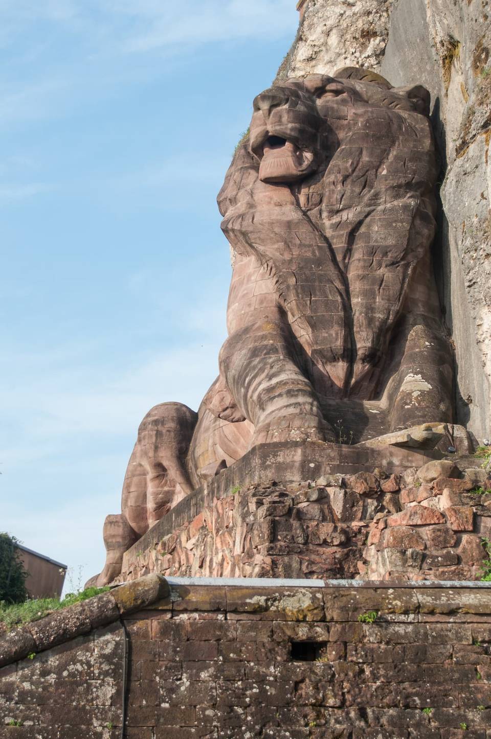 Lion de Bartholdi – Belfort Le Lion de Belfort sculpté par Bartholdi au pied de la citadelle, symbole de la résistance de 1870